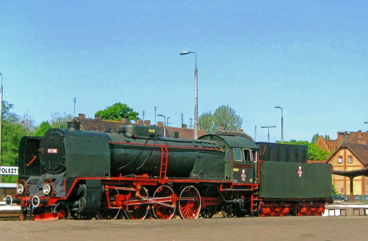 On 1 May 2011, Pt 47-106 takes a sun bath at Wolsztyn. Class Pt47 were the post WW-II version of the simple and very effective Pt31 1D1 machines, one of the best types of steam locos ever build for accidented tracks. When during the nazi-ocupation of Poland German train crews compared the DRG Classes 19, 39 and 41 with the Polish Pt31, they found the Polish product cleasrly superior to the 1D1 locos of the supposedly racially superior Reich.