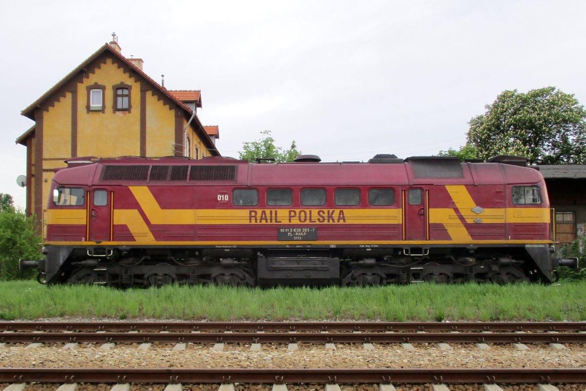 On 1 May 2018, Rail Polska M62M-010 stands at Jawor.