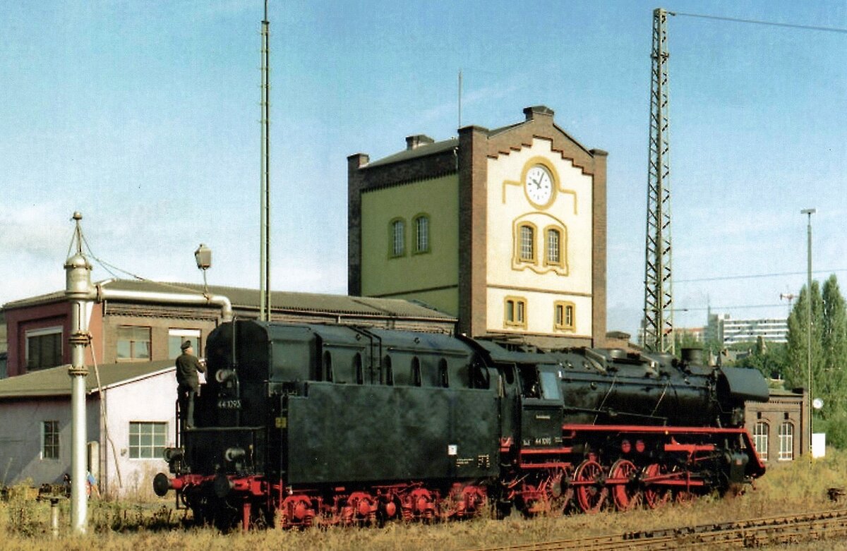 On 1 October 2002, oil fired 44 1093 gets fresh water at Limburg an der Lahn.