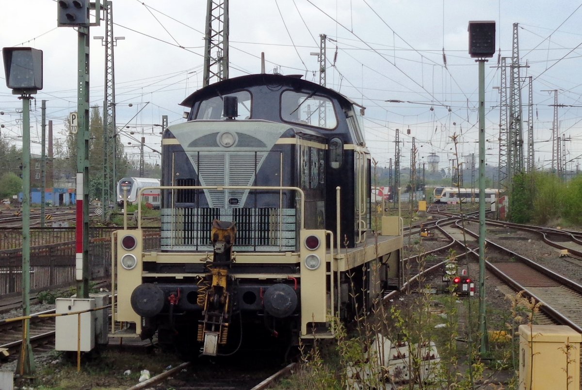 On 10 April 2017 ex-DB 295 076 is a bit tucked away at Hamm Pbf.