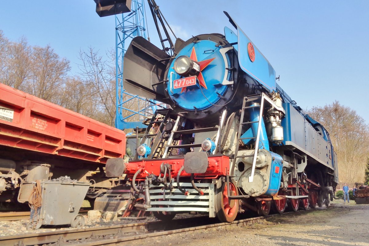 On 10 April 2018, Papousek 477 043 bunkers coal at Dresden-Altstadt during the annual Dampfloktreffen fest, that sadly had to be cancelled for 2020 due to the COVID-19 crisis.