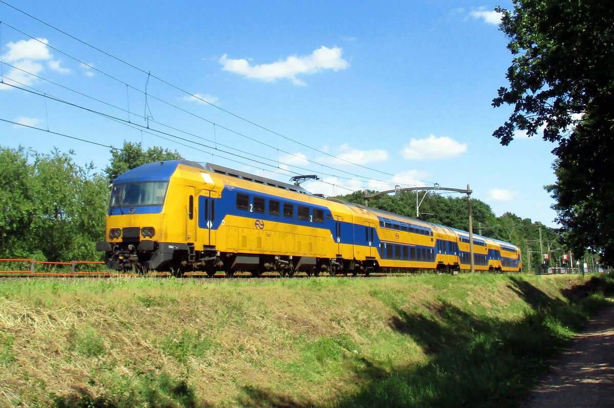 On 10 July 2017 NS 7542 speeds past Tilburg Oude Warande.