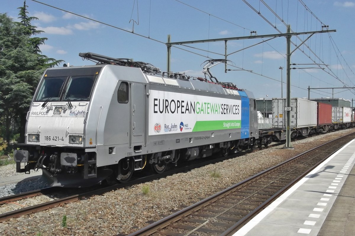 On 10 June 2015 RTB 186 421 stands at Tilburg with a container train toward Kijfhoek.