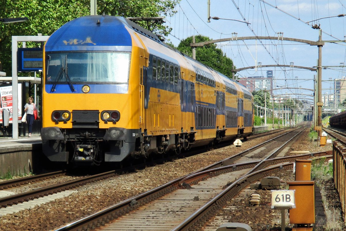 On 10 June 2016 NS 7528 thunders through Tilburg-Universiteit.