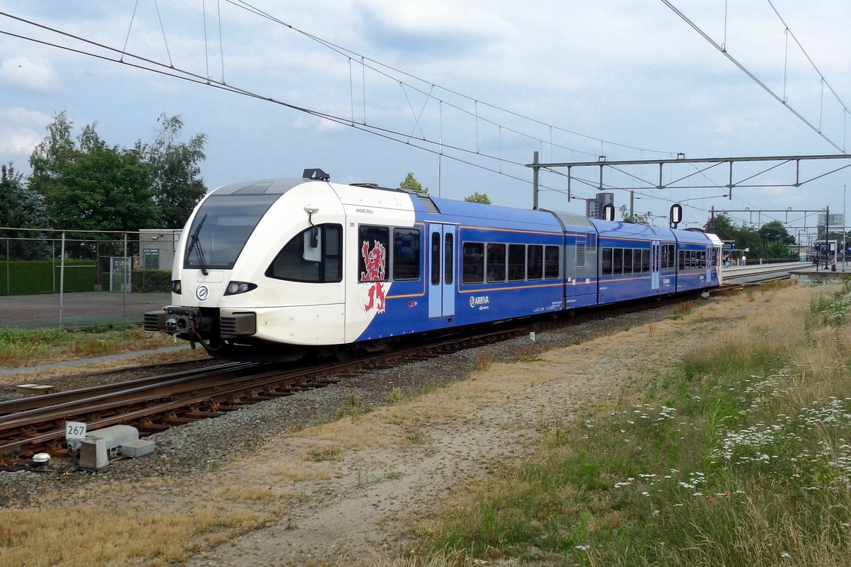 On 10 June 2018 Arriva 391 quits Blerick with an all-stations service to Nijmegen.