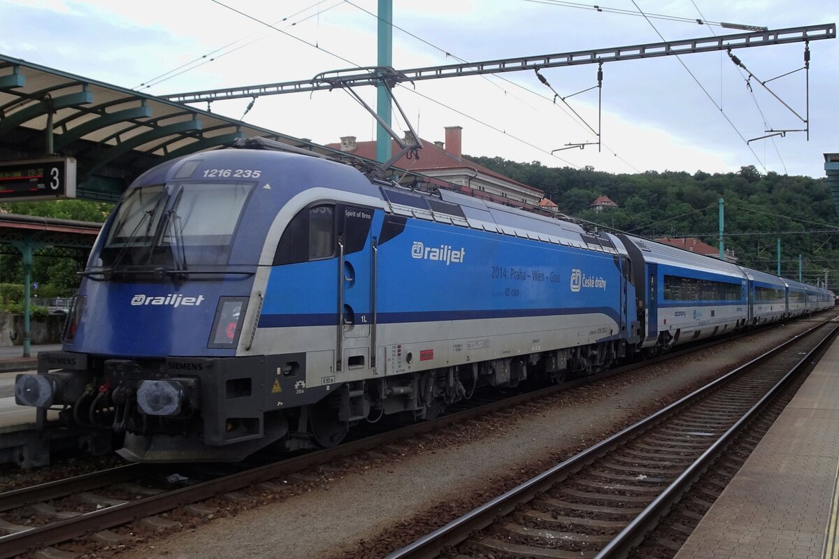 On 10 June 2022 RailJet with 1216 235 stands in Decin hl.n. and although having arrived on time, due to problems in Germany, she will leave for Dresden and Leipzig 15 minutes late...