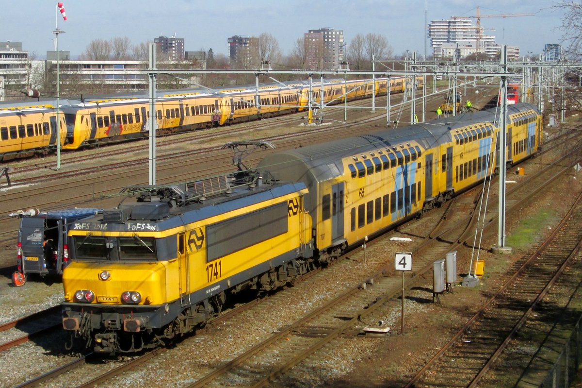 On 10 March 2017 NS 1741 hauls a DD-AR set out of Nijmegen.