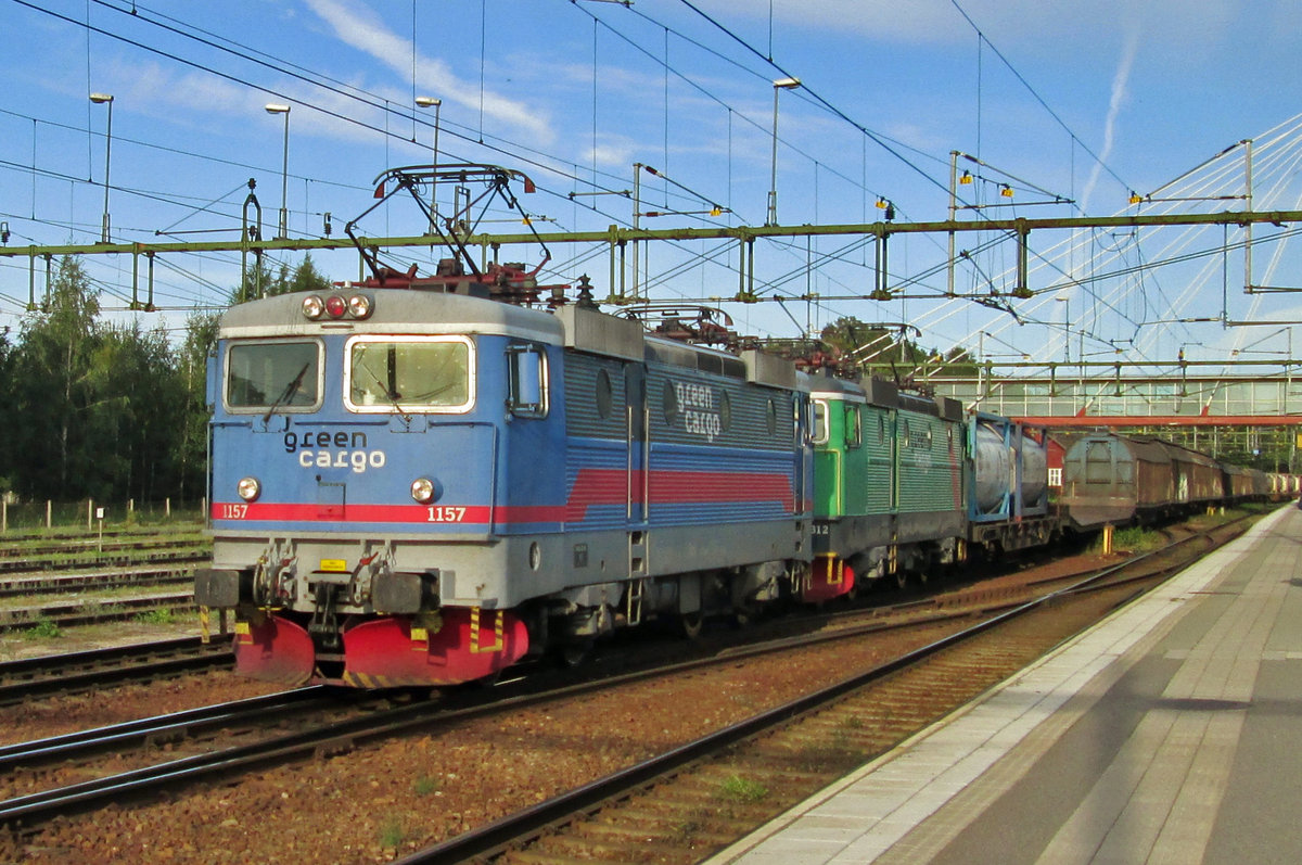 On 10 September 2015 a mixed freight with 1157 at the reins passes Hallsberg.