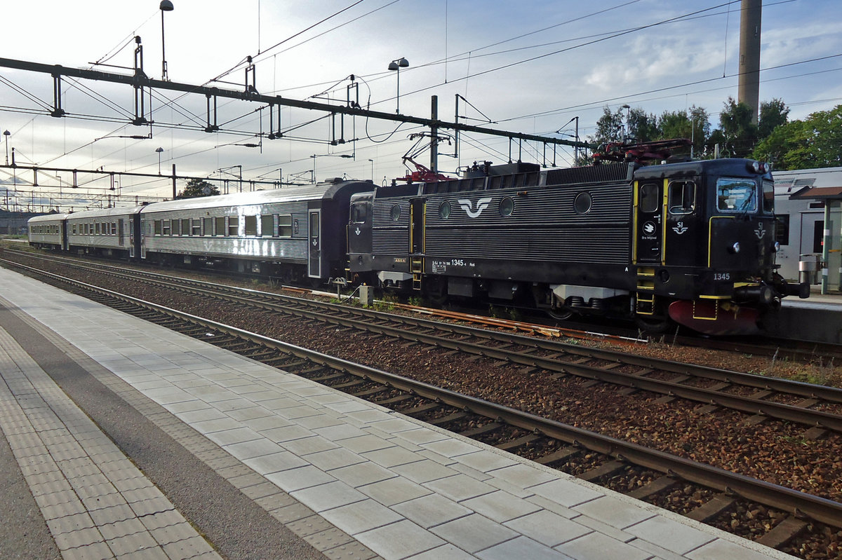 On 10 September 2015 SJ 1345 stands in Hallsberg with an IC service to Stockholm.