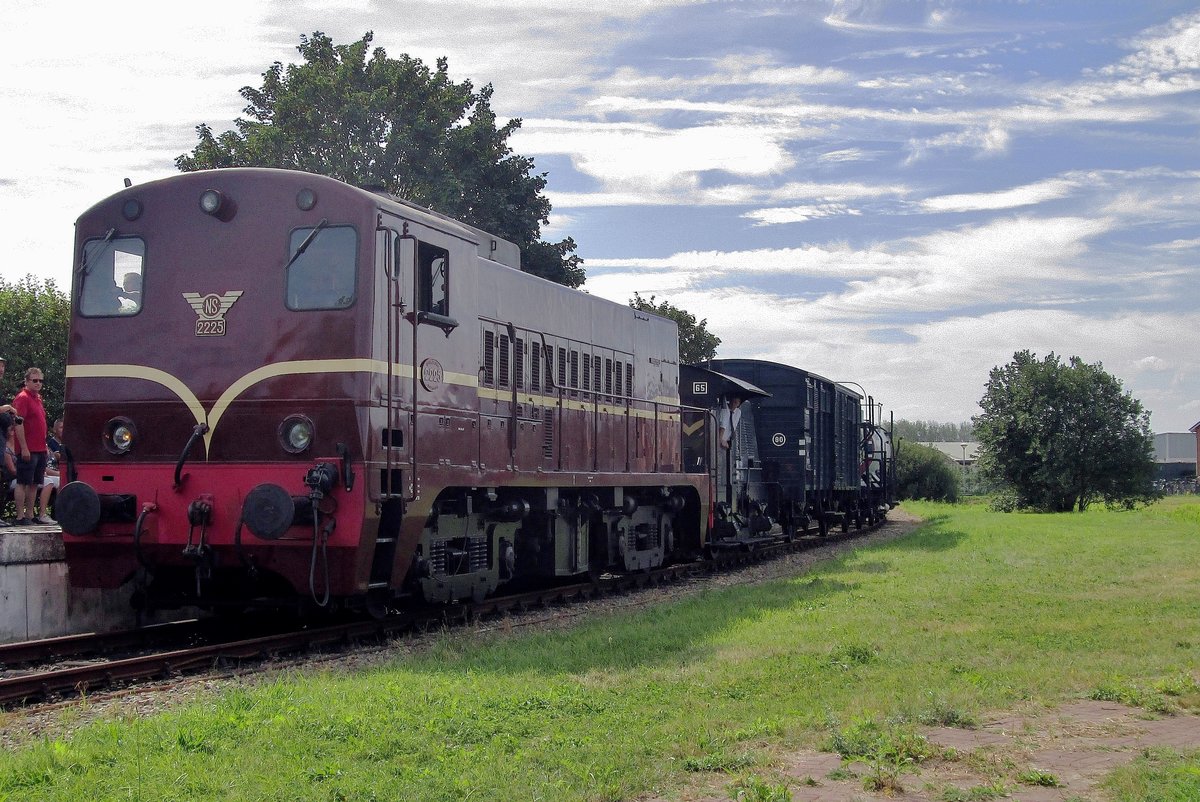 On 10 September 2016 ex-NS 2225 hauls a photo freight from Hoedekenskerke into Goes.