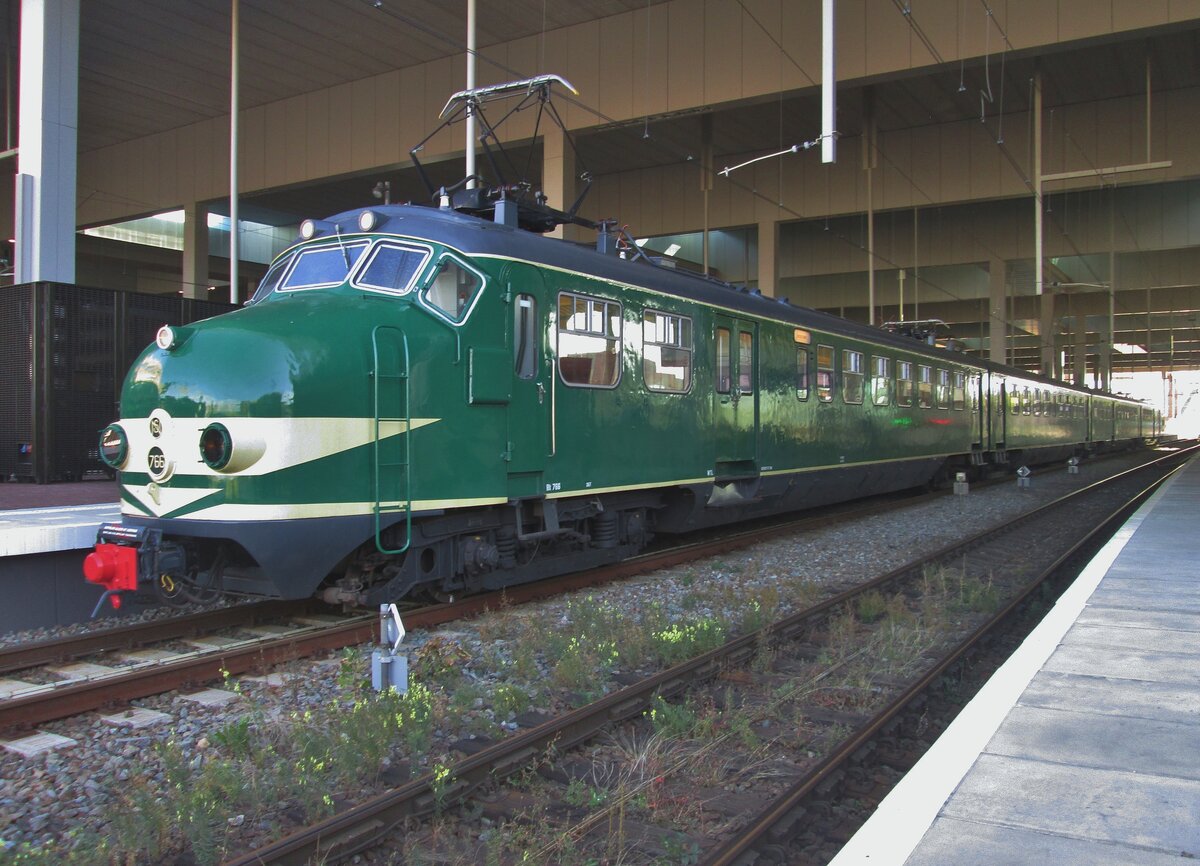 On 10 September 2016 Plan Q 766 stands in the renovated (sort of...) and boxed in station of Breda.