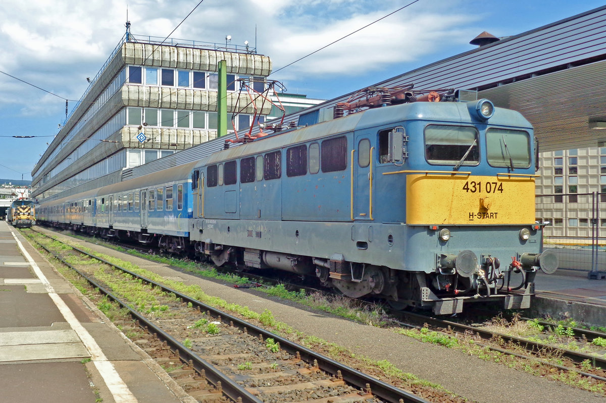 On 10 September 2018 MAV 431 074 quits Budapest-Delí.