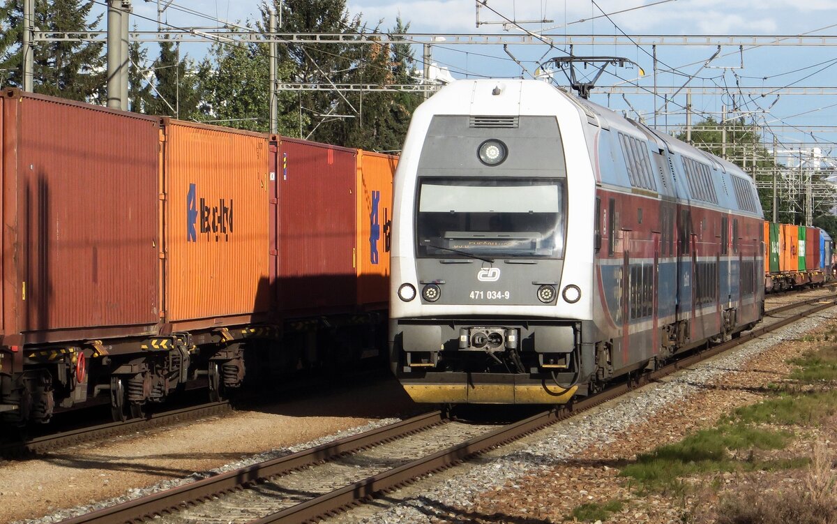 On 10 September 2022 CD 471 034 is about to call at Praha-Uhrineves.