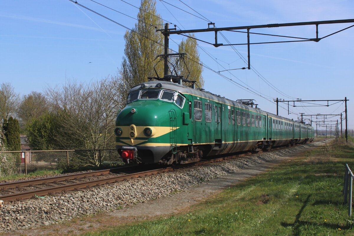 On 11 April 2025 ex-NS 766 passes through Niftrik on a fitness ride toward Maastricht.