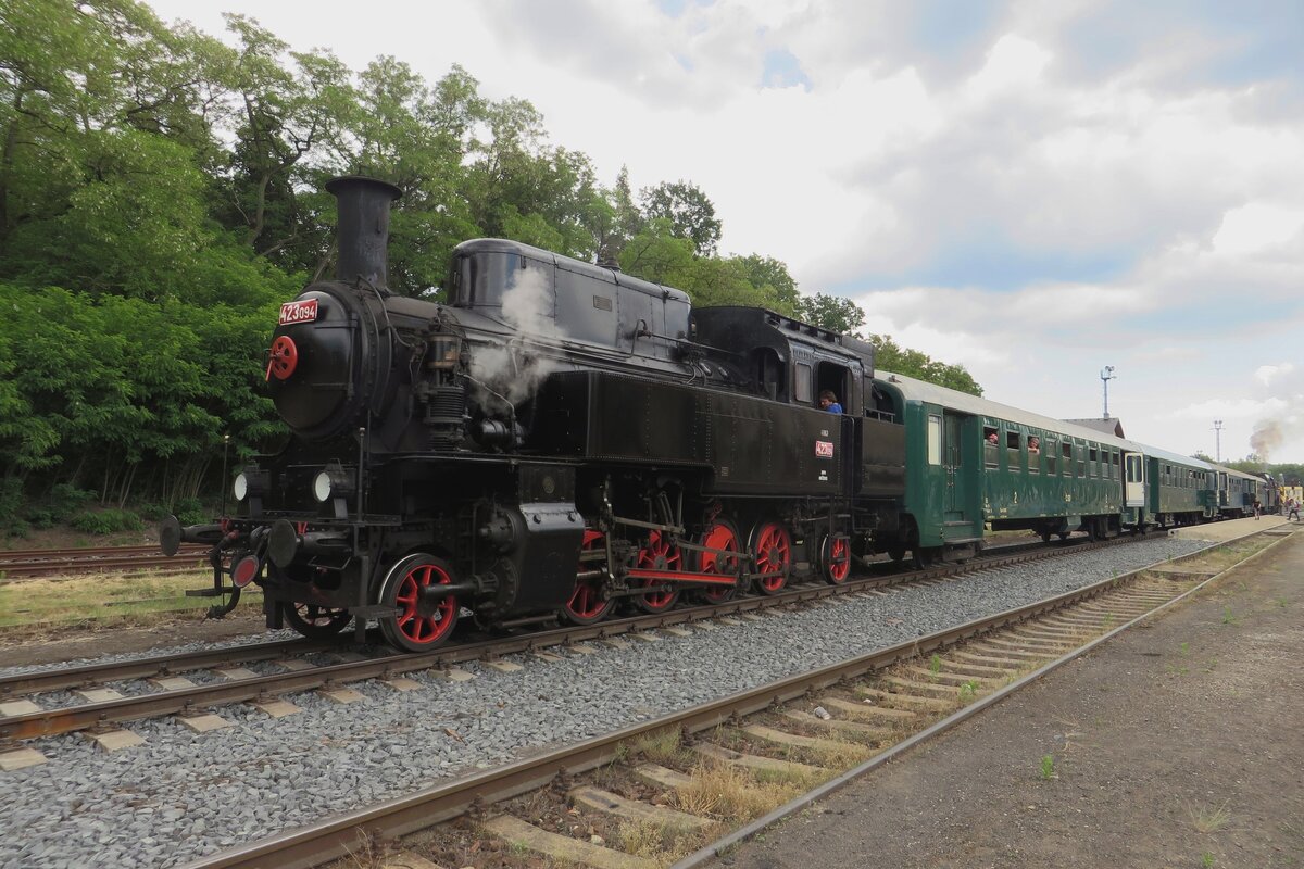 On 11 June 2022 KHKD 423.094 stands at Luzna u Rakovnika with a steam train.