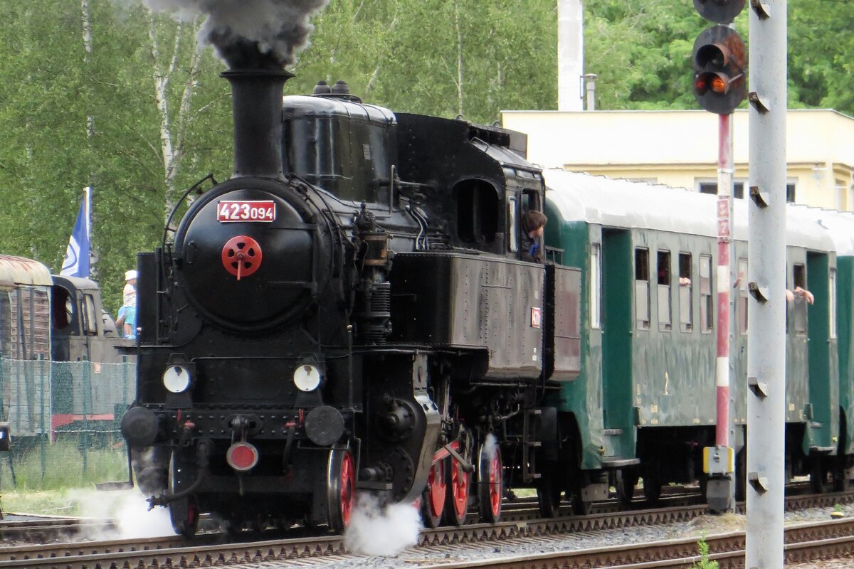 On 11 June 2022 KHKD 423.094 shunts at Luzna u Rakovnika.