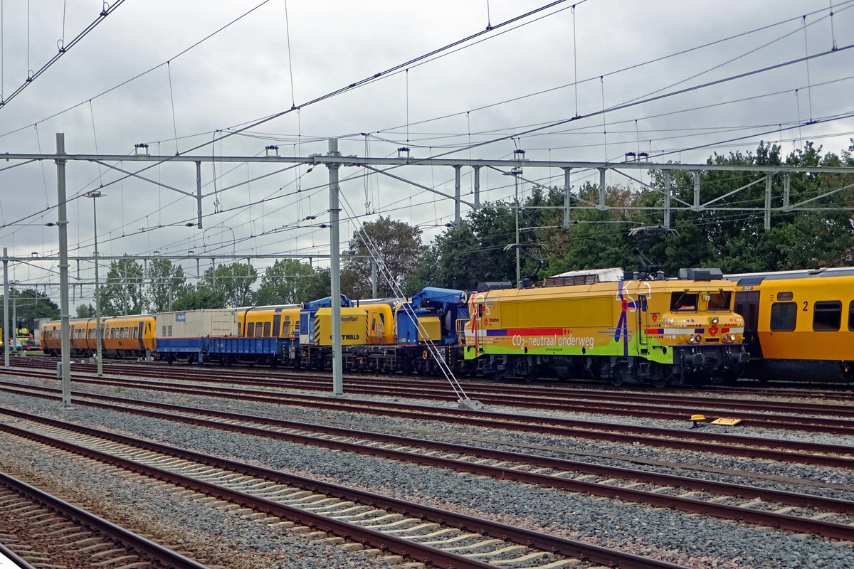 On 11 November 2019 Strukton 1824 'NICOLE' shunts two Gottwald rail engineering cranes at Nijmegen.