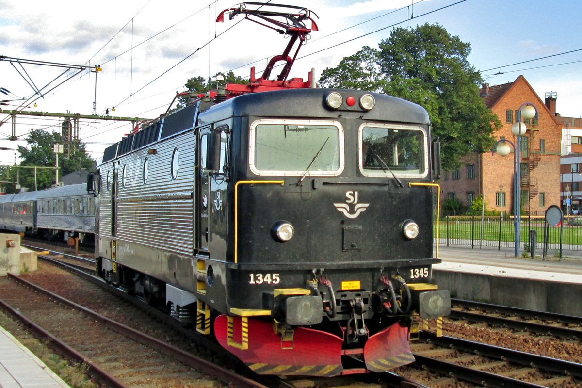 On 11 September 2015 SJ 1345 runs round at Hallsberg. Class Rc6 (1323-1422) were the last batch of a design that first saw the day light already in 1967 with the Rc-1. Since then, the design evolved toward Rc6 and remains the main stay in Sweden's electric locomotive traction.