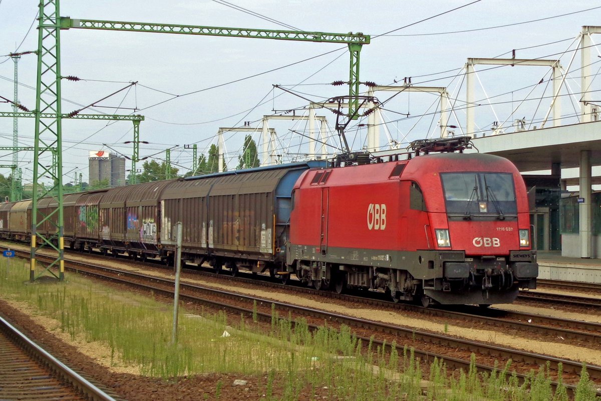 On 11 September 2018 ÖBB 1116 037 hauls a freight through Kelenföld. 