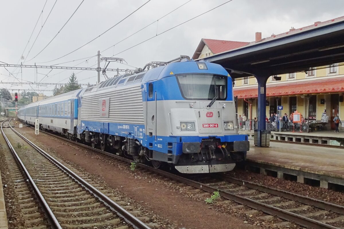 On 11 September 2022 CD 380 007 hauls the Jizny (Southern) Express toward Linz via Tabór through Benesov u Prahy.