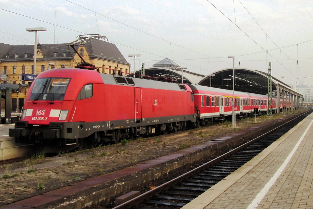 On 12 April 2014 DB 182 025 calls at Halle (Saale) Hbf.