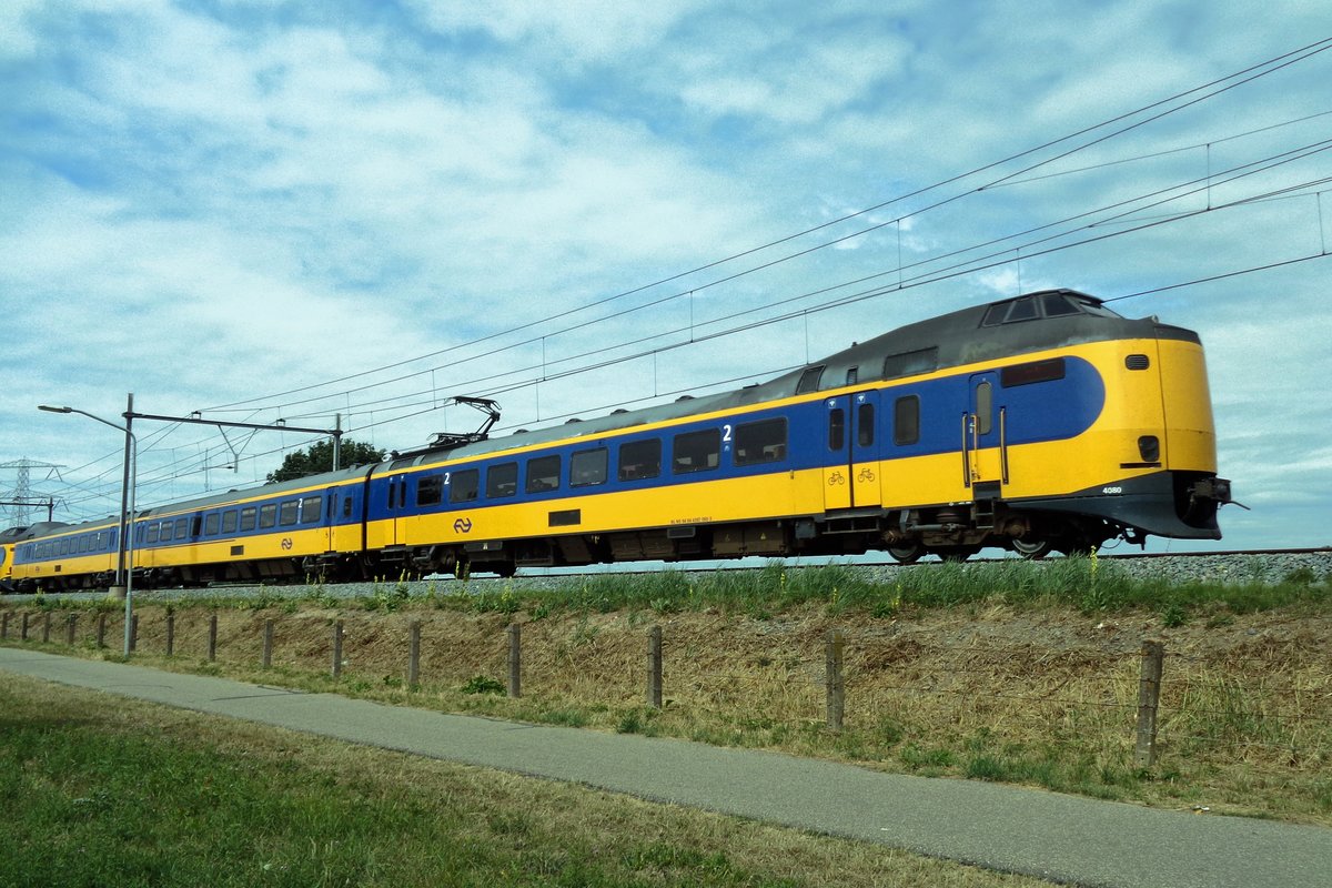 On 12 August 2018 NS 4080 passes Niftrik.