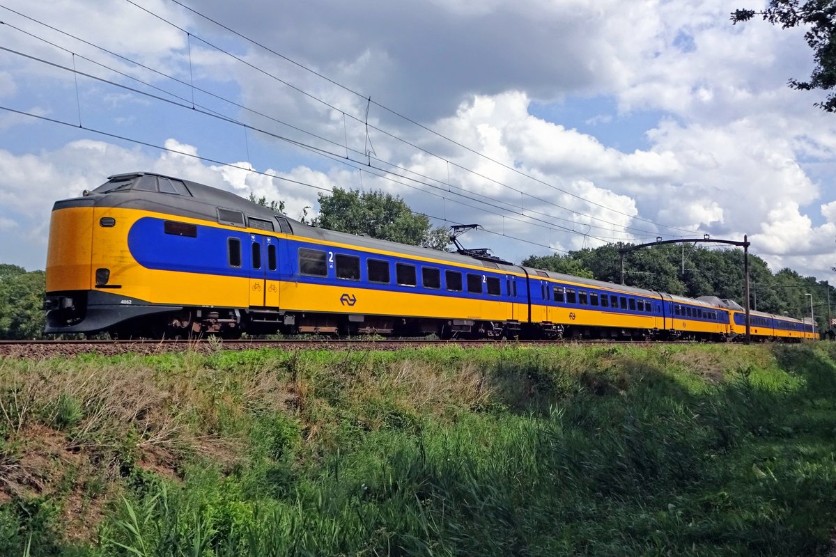 On 12 August 2019 NS 4062 passes Tilburg Oude warande.