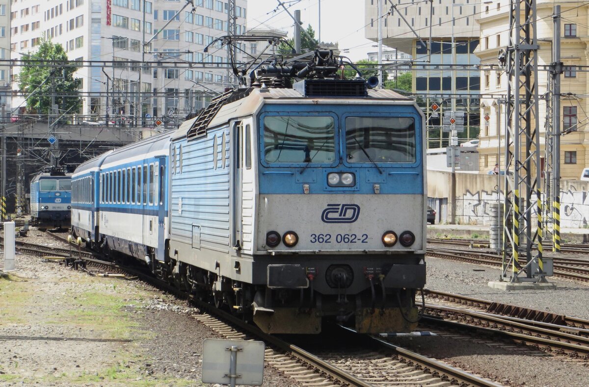 On 12 June 2022 CD 362 062 brings a fast train from Ceske Budejovice into Praha hl.n.