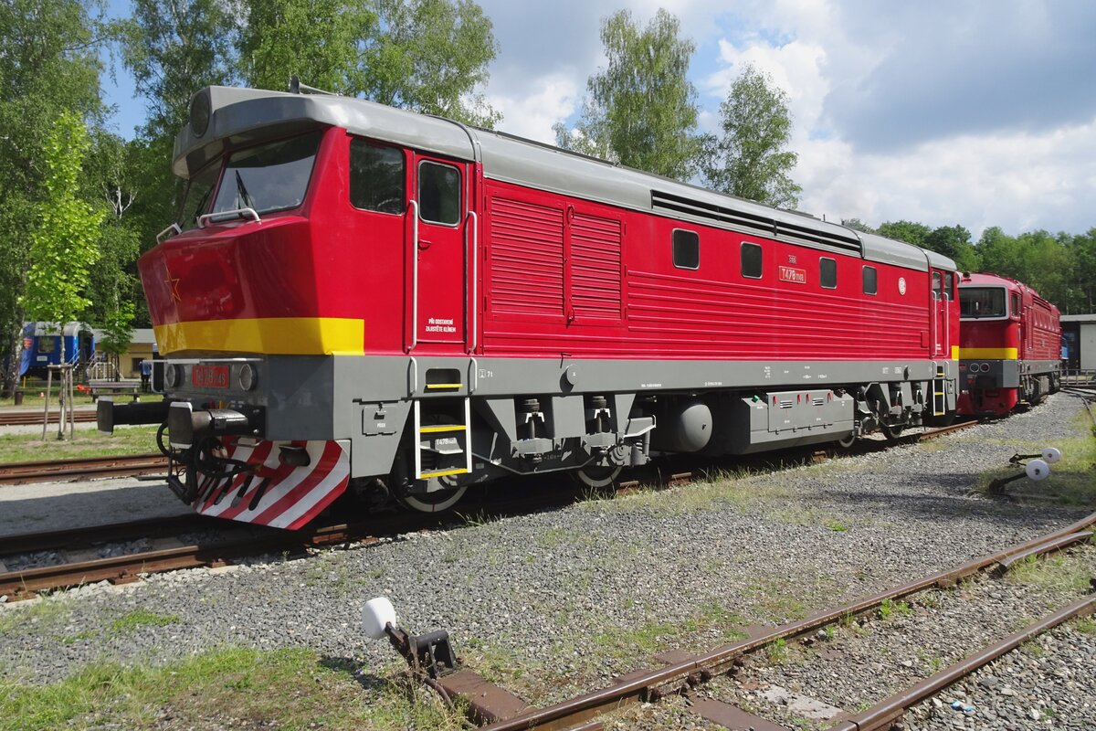 On 12 June 2022 T478-1148 is seen at Luzna u Rakovnika after having received a fresh retro paint job.