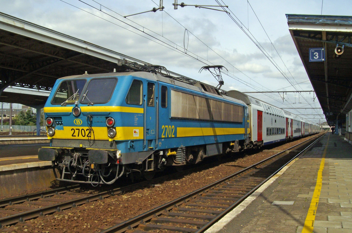 On 12 September 2009 Double decker IC with 2702 calls at Mons.
