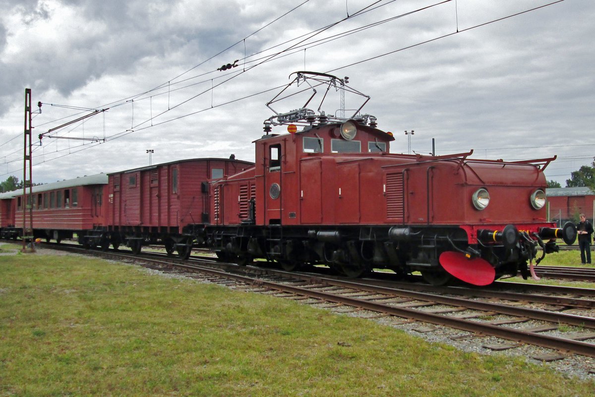 On 12 September 2015, Hg 504 stands in the railway museum at Gävle with a shuttle train to the station.