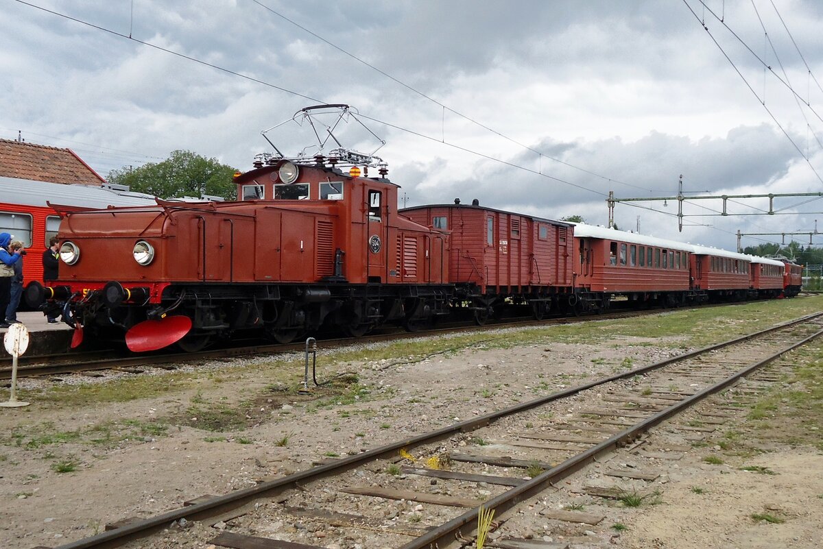 On 12 September 2015, Hg 504 stands in the railway museum at Gävle with a shuttle train to the station.