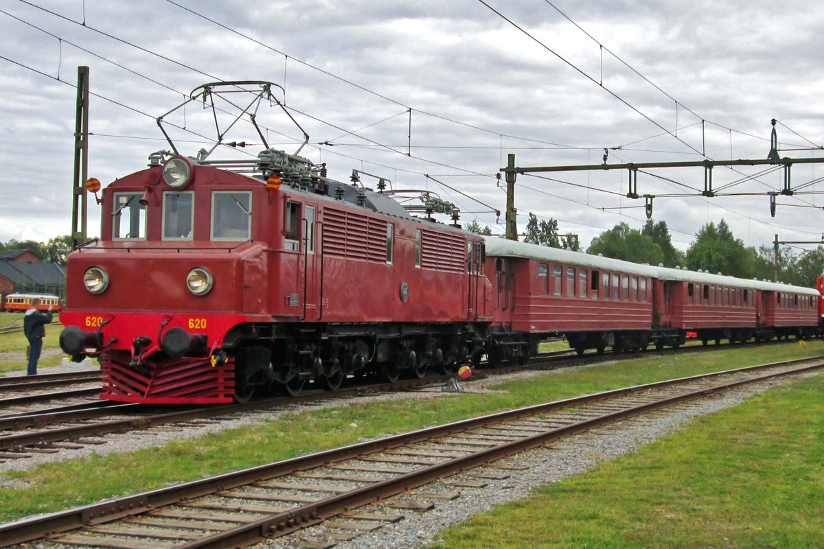 On 12 September 2015 Mg 620 stands with a musuem train in the railway museum of Gävle.