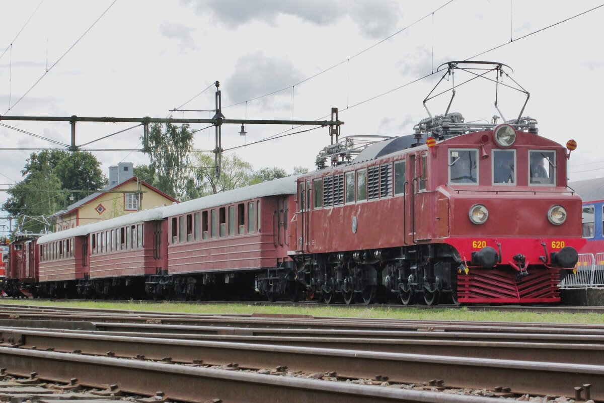 On 12 September 2015, Mg 620 stands at the railway museum of Gävle with a shuttle train to Gävle Central. The building in the back ground is the former railway station of Hennan, that was dissembled on situ when Hennan got a new station, and reassembled in the railway museum at Gävle.