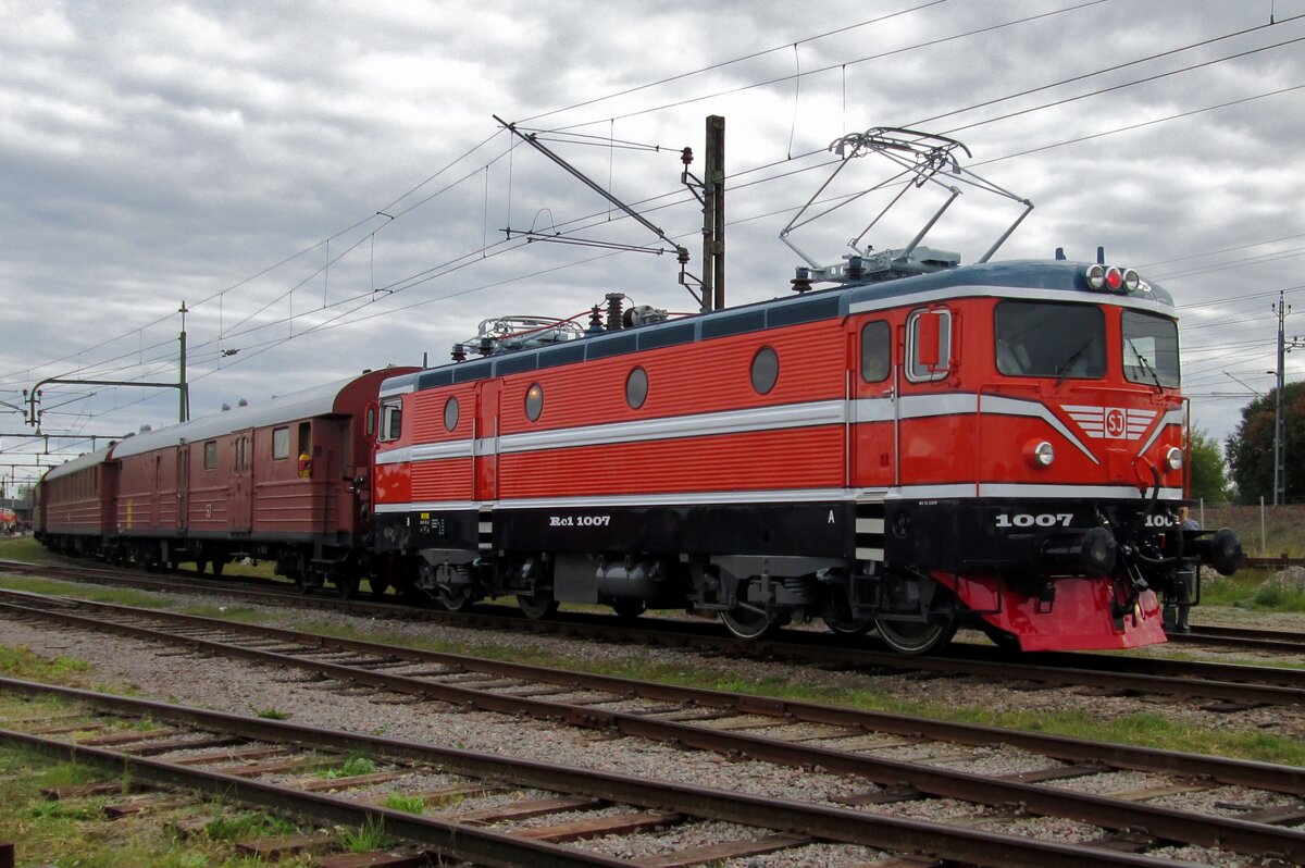 On 12 September 2015, Rc1 1007 stands in the railway museum at Gävle with a shuttle train to the station.
