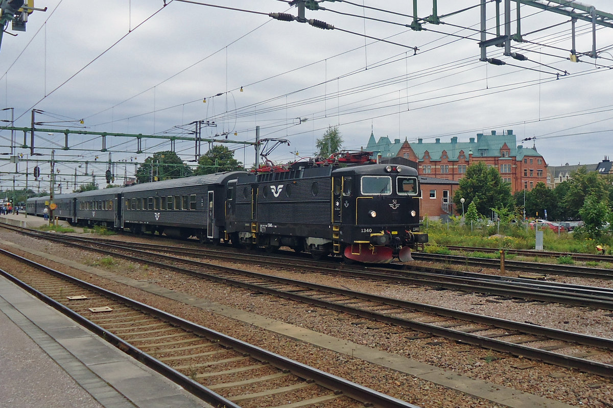 On 12 September 2015, SJ 1340 hauls an IC to Stockholm past Gävle Castle.