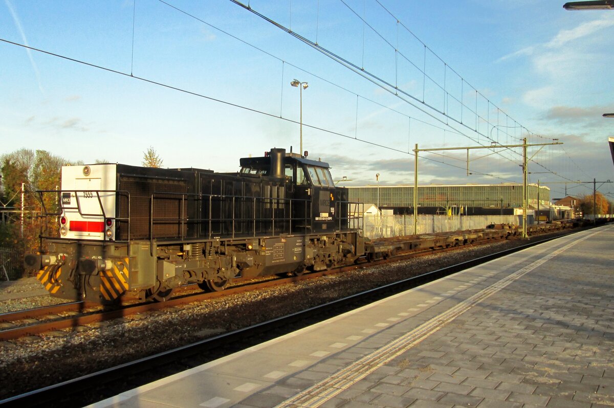 On 12 September 2015 Train Suppoert 1555 stands at Tilburg with an empty container train to Rotterdam-Waalhaven.