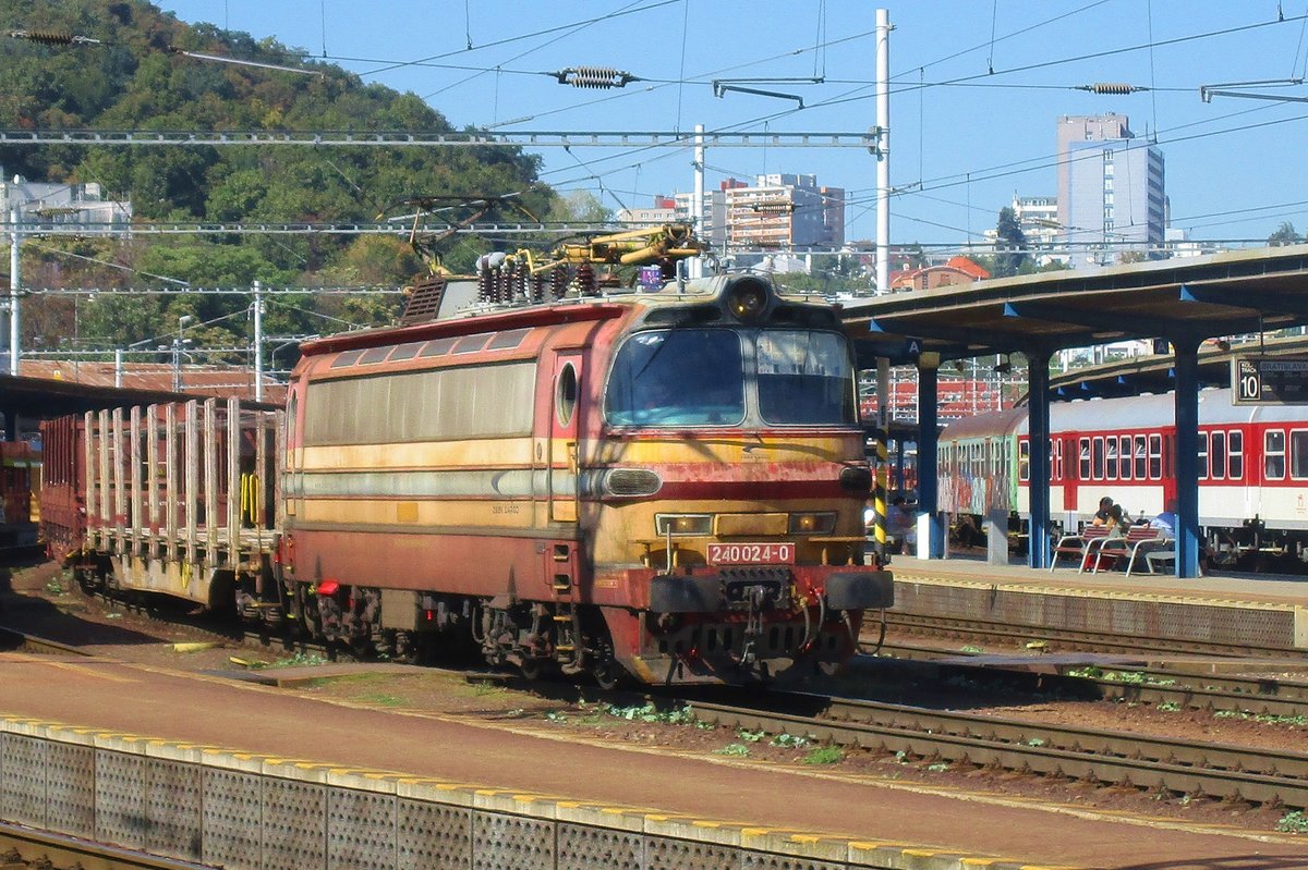 On 12 September 2018, ZSSK 240 024 hauls a freight through Bratislava hl.st.