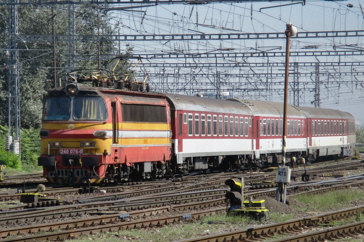 On 12 September 2018 ZSSK 240 076 hauls a local train from Galanta into Bratislava hl.st.