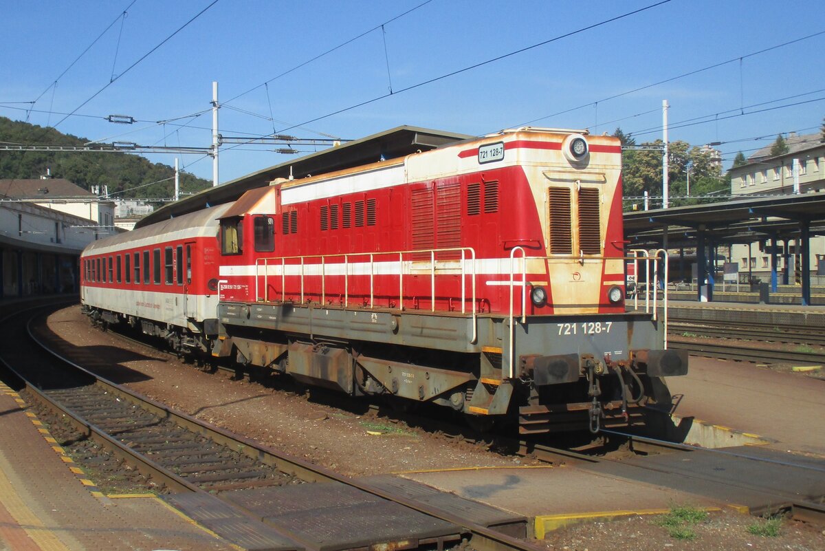 On 12 September 2018 ZSSK 721 128 shunts passenger stock at Bratislava hl.st.