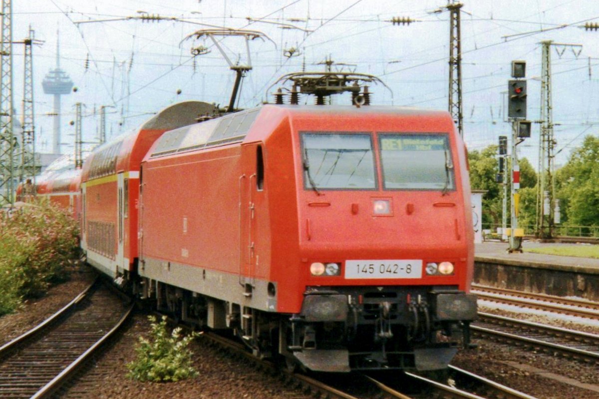 On 13 April 2000 DB 145 042 calls with an RE at Köln Deutz. The short deployment of DB Cargo's 145s with DB Regio was a preparation for the then new Class 146.0, that is a DB Regio modification of Class 145.