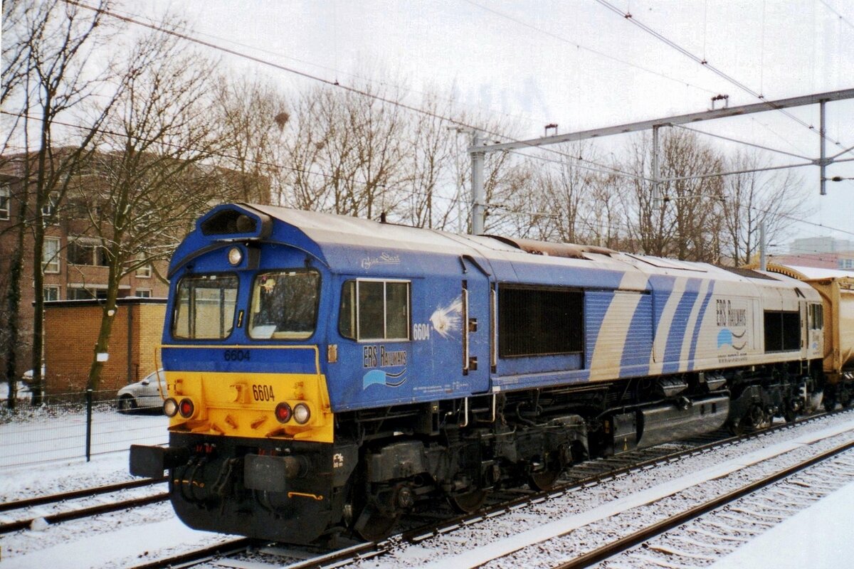 On 13 February 2006 ERS Railways 6604 stands at 's-Hertogenbosch. Note the splashed snow ball at the cabin -which 6604 BLUE DART already had by entering the station. Sadly, ERS is one of many private operators that went down into bankrupcy.