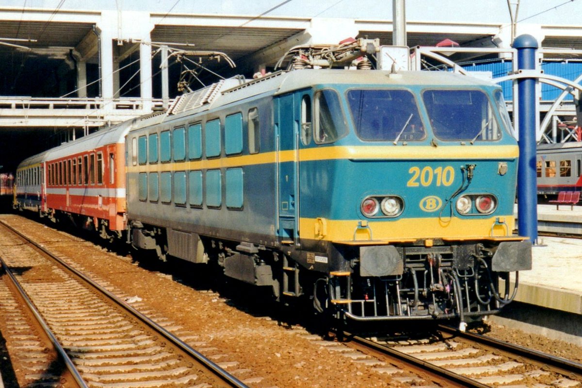 On 13 July 1999 SNCB 2012 calls at Namur with a Luxembourg bound EuroCity.