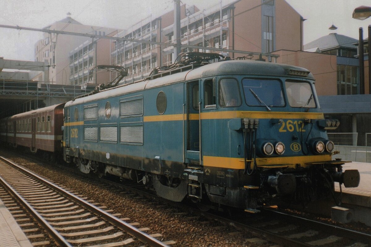 On 13 July 1999 SNCB/NMBS 2612 calls at Namur wqith a local train to Jemelle.