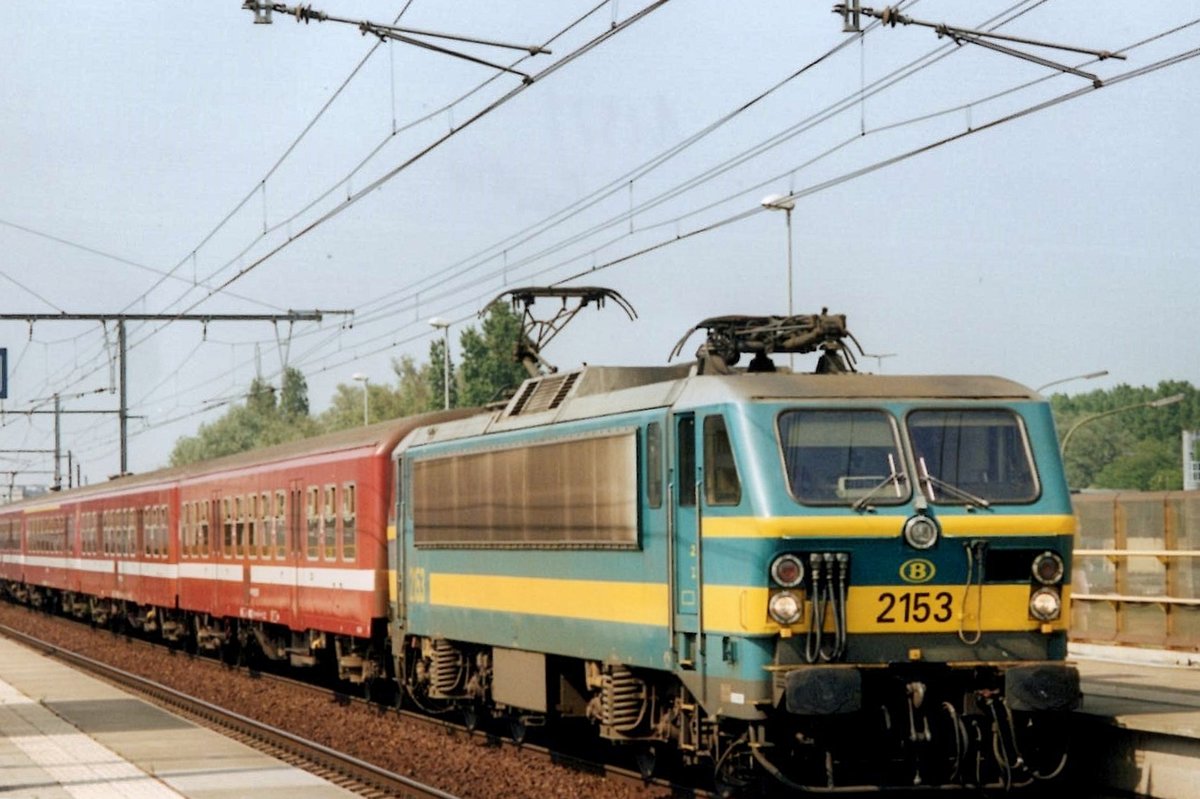 On 13 June 2006, NMBS 2153 calls at Antwerpen-Luchtbal.