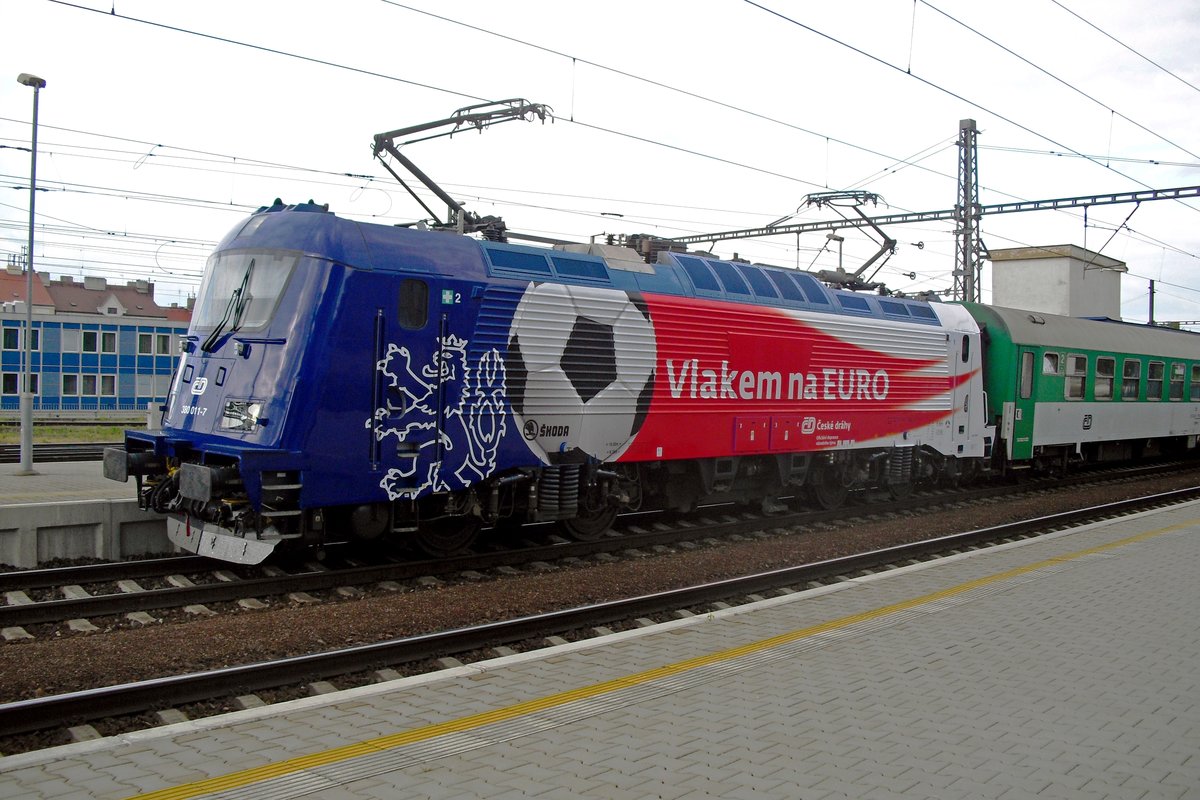 On 13 May 2012 CD 380 011 advertises UEFA-2012 whilst leaving Praha-Liben.
