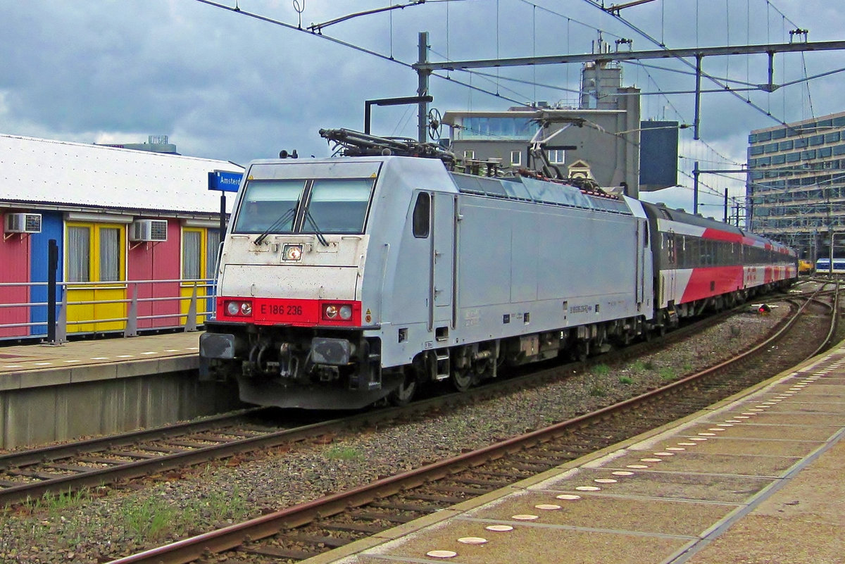On 13 May 2013 FYRA 186 236 enters Amsterdam Centraal.
