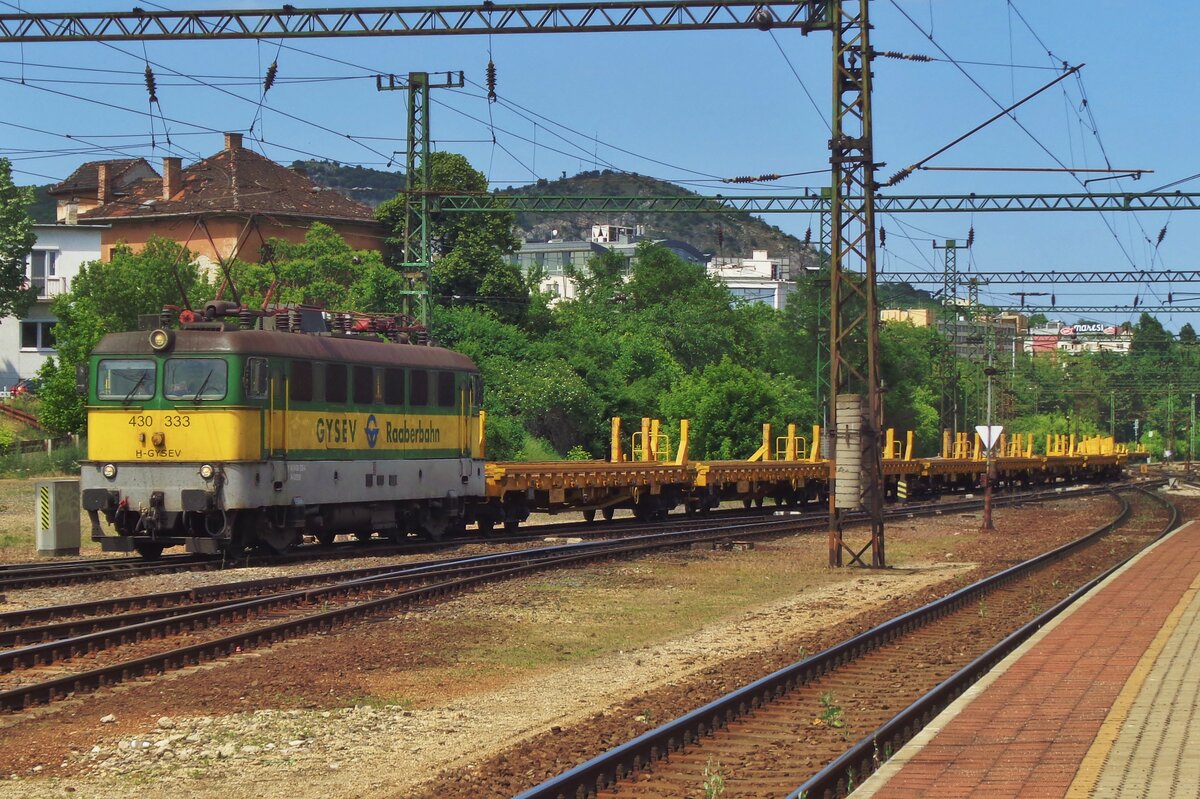 On 13 May 2018 GySEV 430 333 hauls an engineering train through Budepast-Kelenföld.