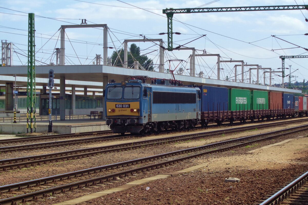 On 13 May 2018 MAV 630 031 hauls a container train through Kelenföld.