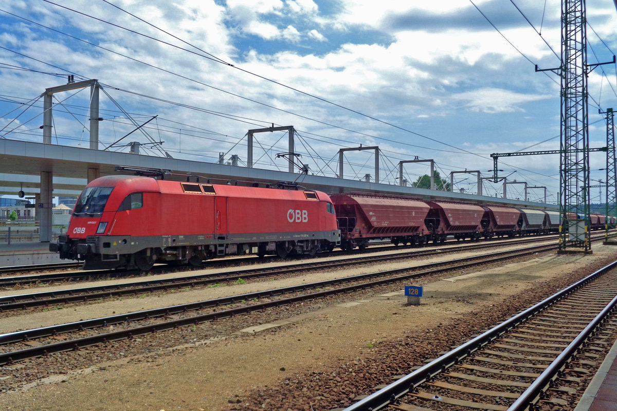 On 13 May 2018 ÖBB 1116 007 hauls a cereals train through Kelenföld.